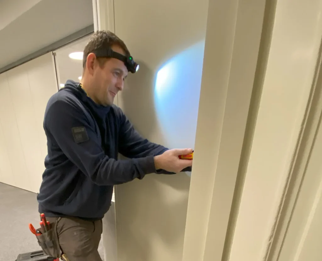 Elektriker på arbejde